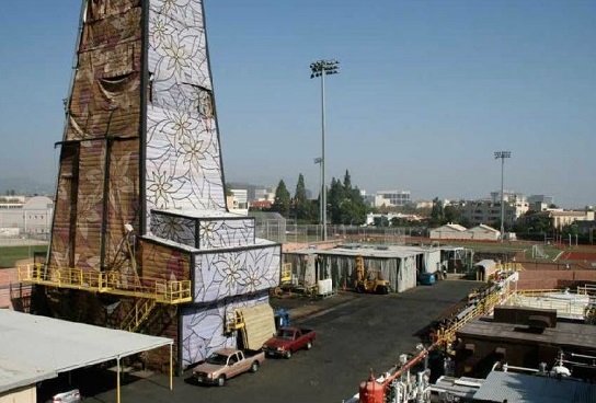 Drilling for oil in moving derrick that looks like LA artwork 